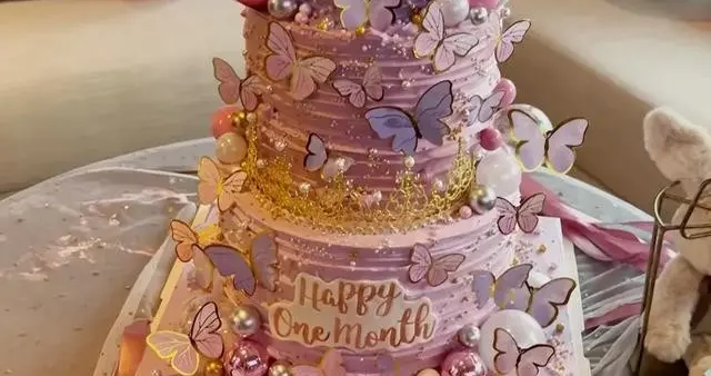 方媛晒三胎女儿满月照 自夸产后皮肤好 小腹平坦 女儿脚长能长到1米7