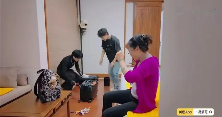 何赛飞被踹坏行李箱爆哭：真性情还是综艺剧本？