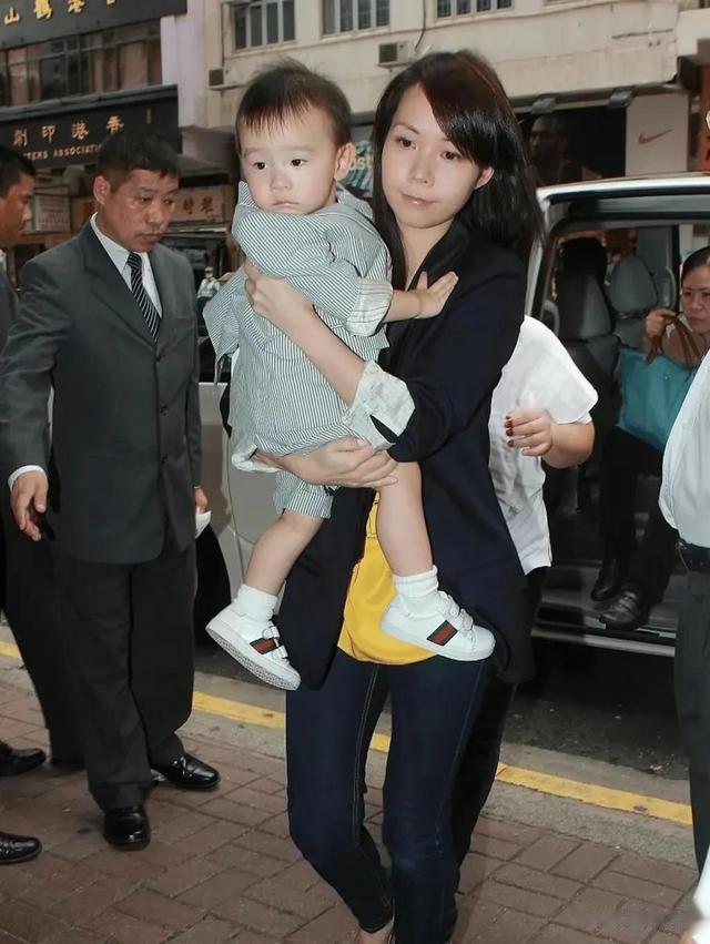 吕丽君|吕丽君不愧为好妈妈，让刘秀盈学芭蕾，刘子锋健身，培养好习惯