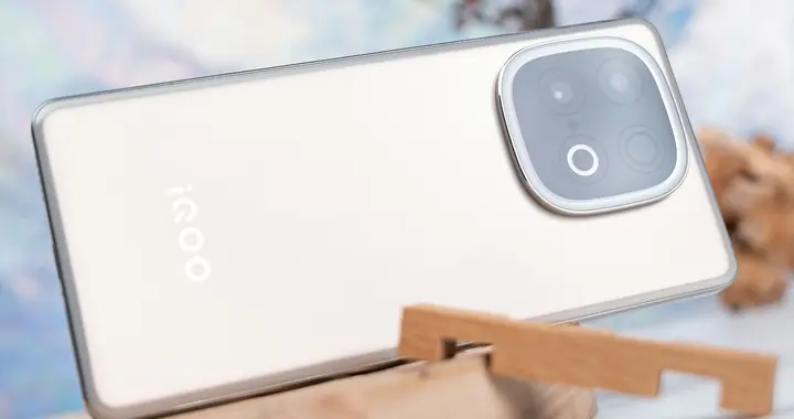 真我化身“价格屠夫”，190万分+144HZ直屏+7620mAh+90W