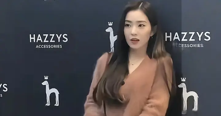 裴珠泫棕色开衫配黑裤，造型简约