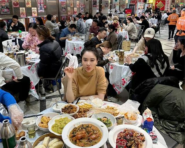 左小青|45岁左小青晒近照！下巴变尖面部僵硬疑动脸，路边狂吃烧烤无人识