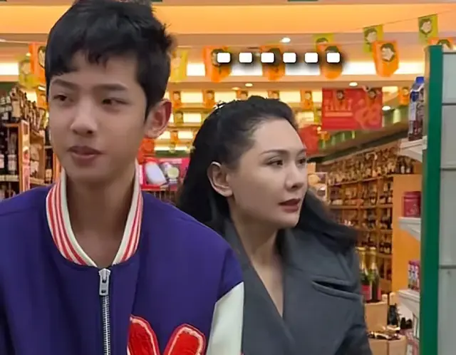 程莉莎带儿子购物，儿子又高又瘦，小麦色皮肤，长相融合父母特点