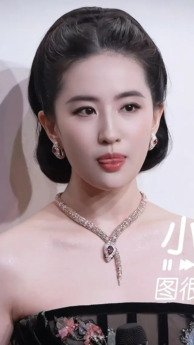 刘亦菲活动现场直拍，吐舌头这张好可爱！