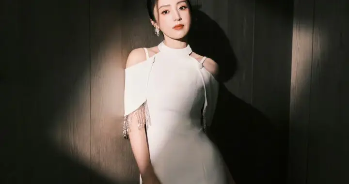 董璇阿姨这一身白色裙子穿搭气质也太绝了，不愧是顶级宝妈