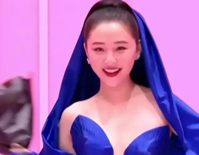 32岁吴倩亮相尖叫之夜，身穿深V高开叉蓝裙自信张扬， 笑容好治愈