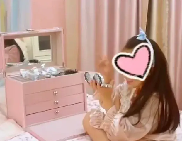 伊能静晒七岁女儿精致护肤日常，一箱子化妆品，每天护肤保养指甲