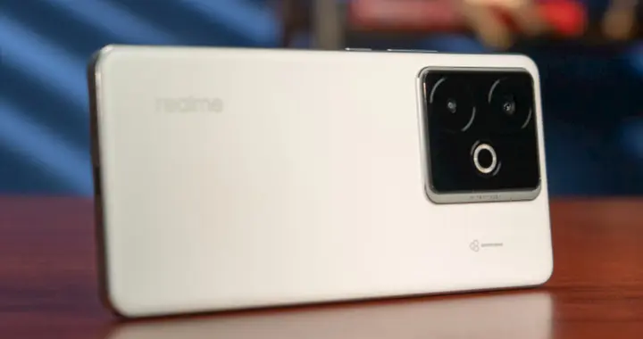 天璣9400+旗艦跌至2224元，144HZ直屏+7200mAh+IP69防水