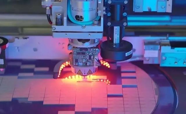 首台大芯片光刻机成功交付！中企传来重大喜讯，ASML“破防”了