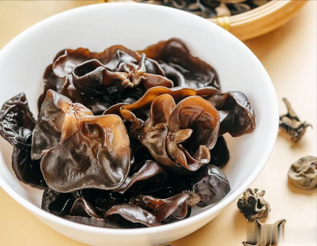 泡木耳，别用冷水泡，饭店大厨教你3招，10分钟泡发，又大又干净