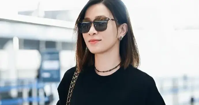 佘诗曼气质根本不用扮嫩！穿黑色针织衫+粉色阔腿裤，时髦又减龄