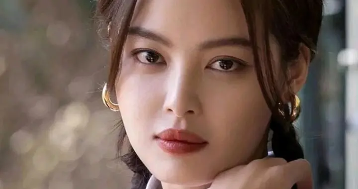 辛芷蕾回鹤岗撸串，一盘小串里的乡愁与韧性