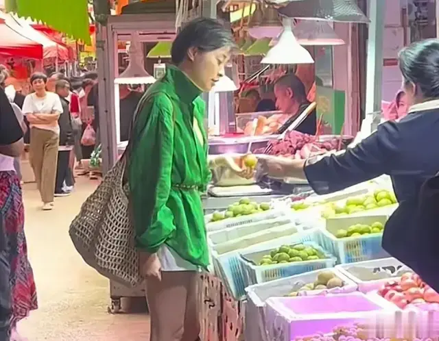 53岁吴越买菜被偶遇！穿衬衫+短裙，减龄又时尚，状态像33岁