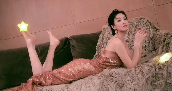 宋茜穿上裙子在沙发上摆姿势这画面太绝