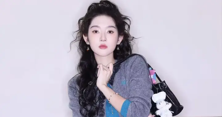 王玉雯不愧是穿搭高手！假两件开衫半身裙长筒靴，时髦减龄高级！