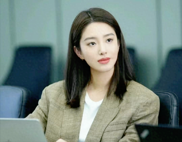 穿搭 40岁女人适合什么发型？这8款新发型显年轻气质，显脸小还洋气！