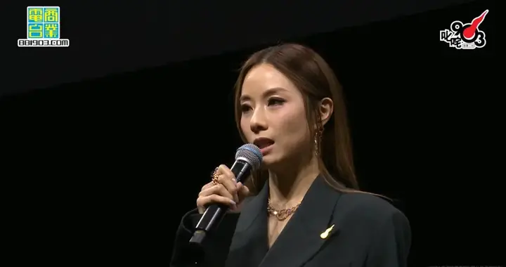 42岁香港女星首夺‘我最喜爱的女歌手’，眼湿湿感谢粉丝积极拉票