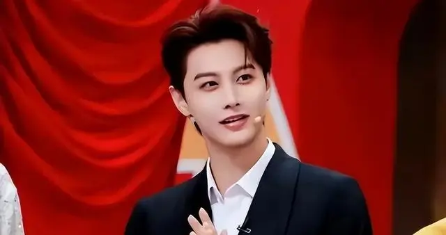 娱乐圈又炸锅了！两大短剧顶流连环“塌房”，到底发生了什么？