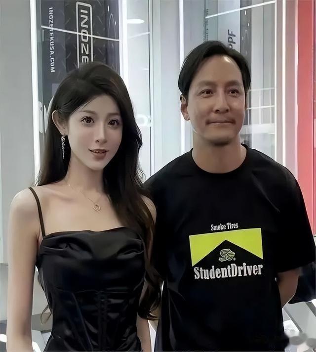 吴彦祖刘昊然百花奖同框，50岁吴彦祖更胜一筹，这才是骨相帅吧