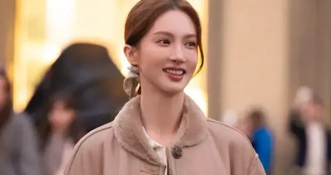 34岁金晨增肥后更漂亮！穿驼色夹克+印花衬衫+直筒裤，时髦又高级