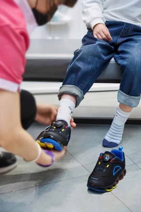台积电|验脚配垫蔚然成风，“许子言”选儿童鞋，用江博士3D智能验脚仪