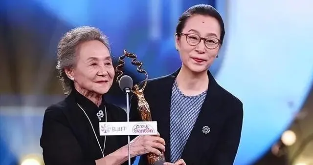 一巴掌把周迅扇懵，奚美娟才是刻在骨子里的恶人，污蔑前夫三十年