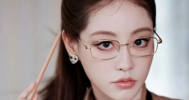 祝绪丹高马尾造型写真，脚踩高跟腿真嫩