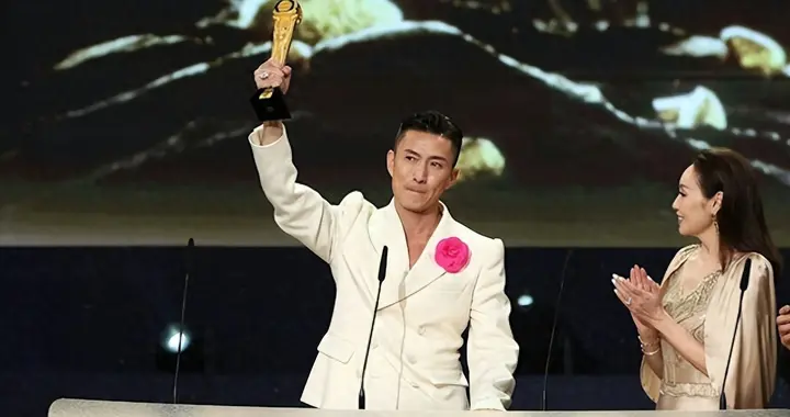 视帝在吉隆坡大排档啃鸡翅，视后裹得像特工，这顿饭真就只是吃饭