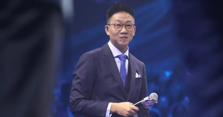 他曾是央视主持，却因“任性”引起领导不满，如今54岁在街头吃播