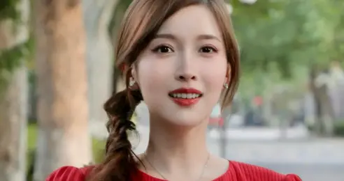 凤凰卫视主持人朱梓橦最新私服街拍，红色蕾丝花边连衣裙长腿迷人