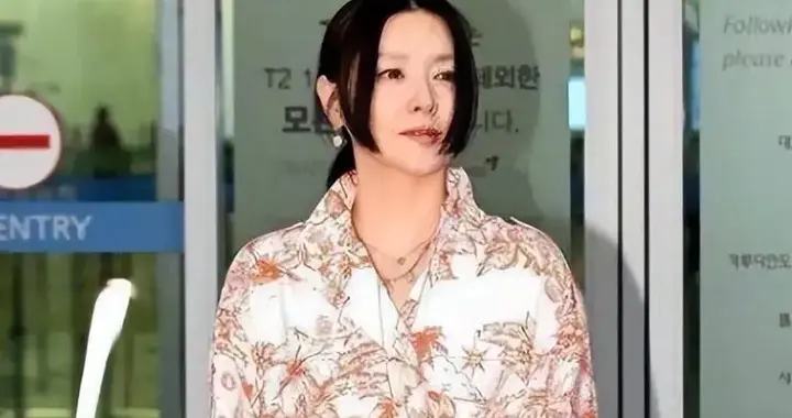 54岁李英爱增肥后大变样！穿印花衬衫+七分裤好洋气，差点认不出