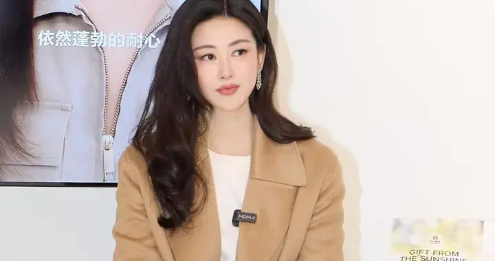 朱珠，冬日卡其色彩优雅穿搭太靓眼了