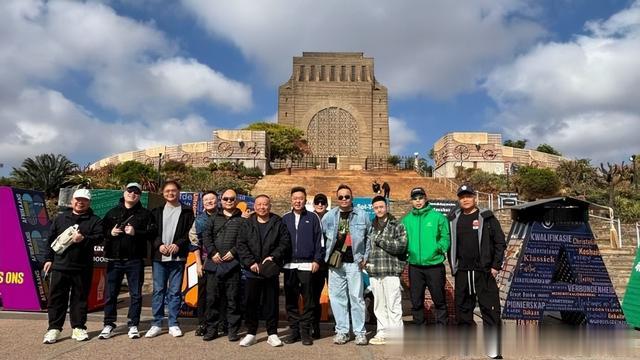 德云社非洲合影被晒，逛草原尝恩希玛，郭德纲深夜发文，很是享受