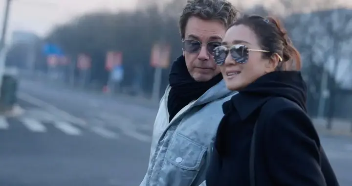 巩俐挽着老公逛北京，59岁拥有紧致小脸，77岁老公更是帅得离谱