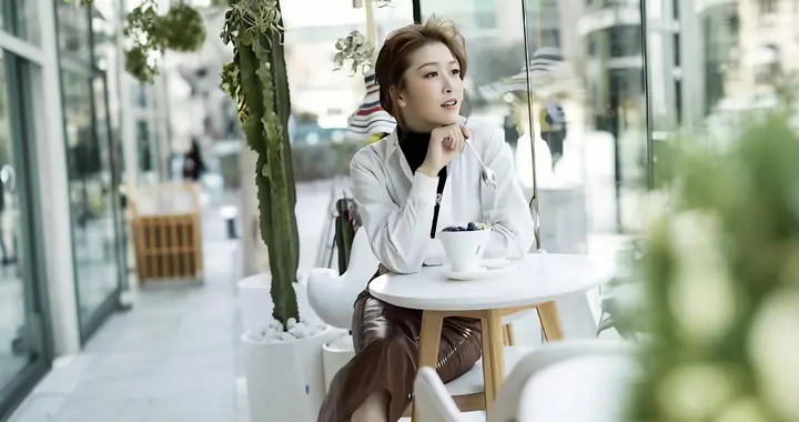 46岁周丽淇真神了！优雅俏皮似少女，岁月饶过她？