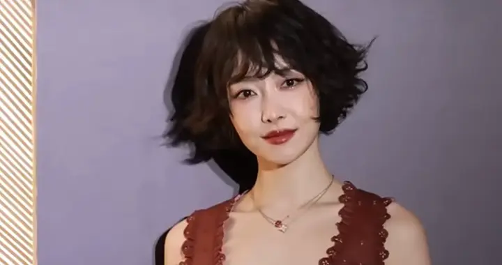 宋茜羊毛卷短发造型出席活动，精致的像洋娃娃，就是鞋太丑了