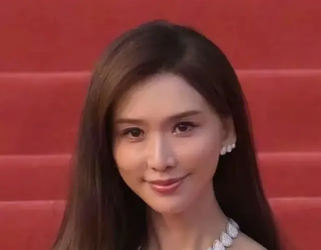 51岁林志玲东京机场秀恩爱！老公亲自接机，网友：这哪像50岁？