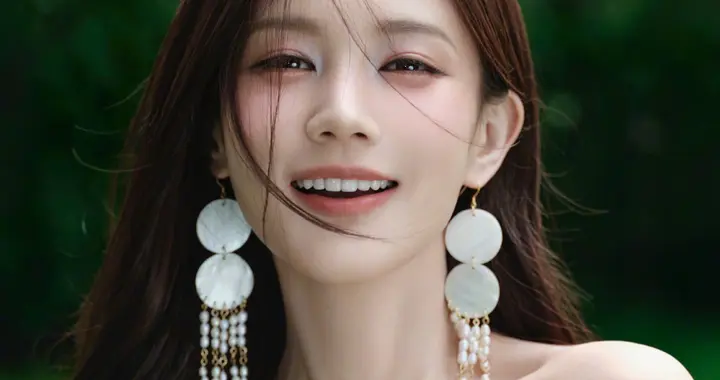 李一桐浅蓝抹胸连衣裙，明媚的笑就像春天般温暖