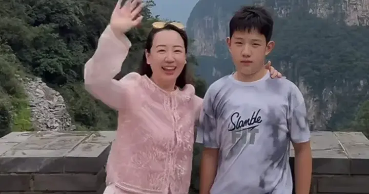 关凌晒和儿子旅游合影，儿子高挑帅气已经比她高出半个头了！