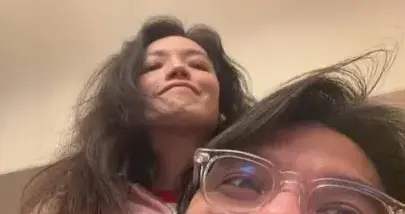 舒淇罕晒全家福！冯德伦半躺岳母怀里，49岁林心如和女儿也出镜！