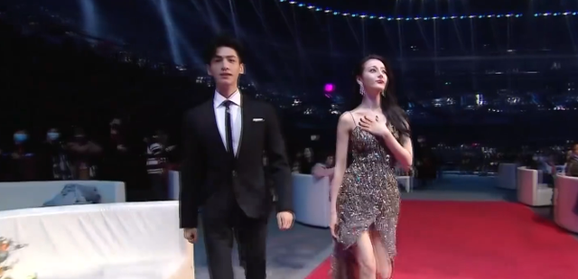 迪丽热巴|女星穿衣被迫成资本流量筹码，杨超越快速拉肩带，热巴用手遮重点