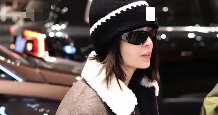 辛芷蕾机场私服真时髦！短款羽绒服+阔腿裤+针织帽，洋气又高级！