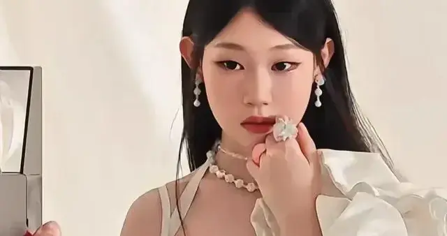 沈佳润和小沈阳拍撕拉片，曾经的丑小鸭爆改白天鹅，竟然吸粉无数