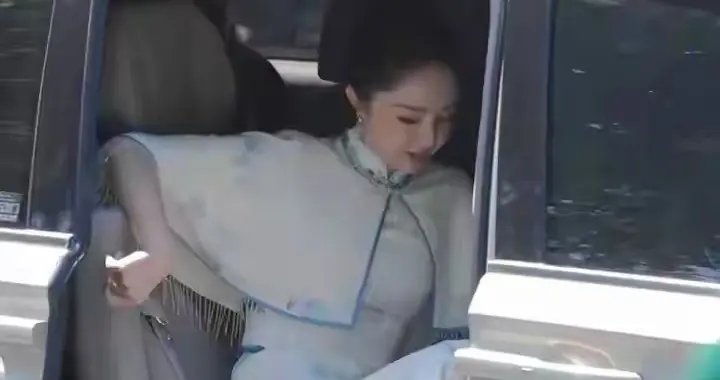 董璇穿白旗袍下车，身材脸蛋在线装嫩，45岁活成了女生羡慕的样子