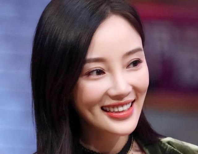 秦岚|李小璐 身着绿西装黑蕾丝参加综艺节目