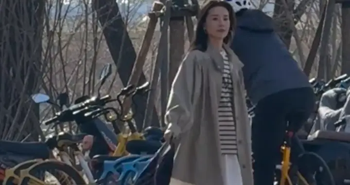 北京街头偶遇董洁，一身春装个头不高，都46了依然被她颜值震撼到