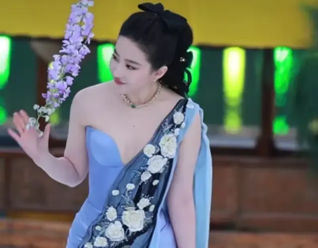 杭州这晚，毛晓彤稣胸半露、刘亦菲“搔首弄姿”、李云霄端庄大气