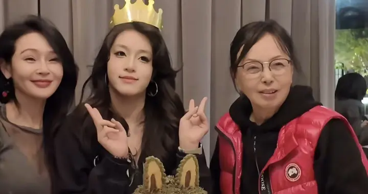 于明加为女儿庆17岁生日，祖孙三代同框都很美，神秘老公胡俊缺席