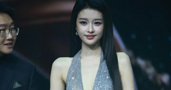 孙怡出席品牌活动，身穿银色深V钻石裙性感十足