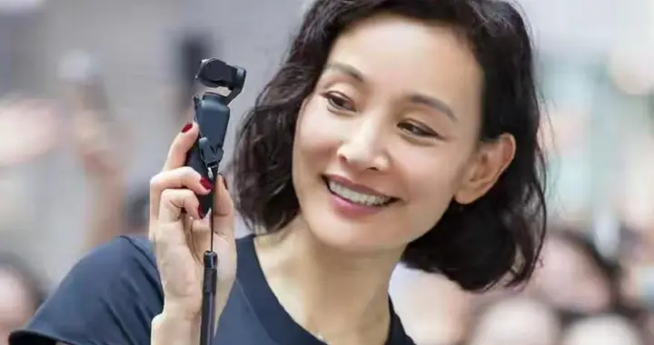 让春晚导演给全国观众道歉，入美国籍后却回国捞金，她有什么来头